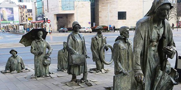 Eine Skulpturengruppe aus Bronze auf einer Straße in Breslau