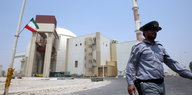 Ein iranischer Wachmann vor einem Atomkraftwerk in Bushehr.