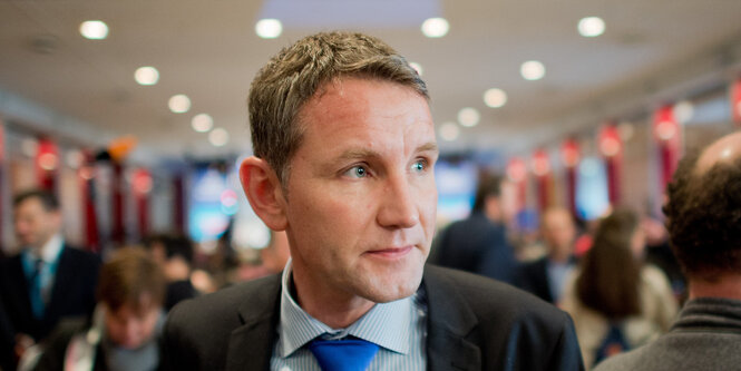 Björn Höcke im Vordergrund, ein Sitzungssaal im Hintergrund