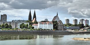 Blick über die Oder auf die Silhouette von Frankfurt.