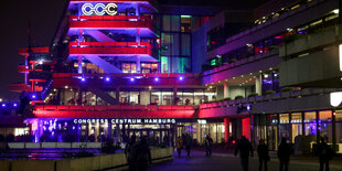 Das Kongresszentrum in Hamburg, erleuchtet bei Nacht