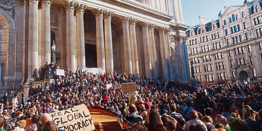 Tausende Occupy-Anhänger demonstrieren vor dem Gebäude der Londoner Börse.