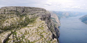 Felsbrocken und Fjord