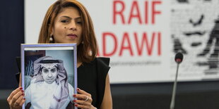 Ensaf Haidar hält ein Bild ihres inhaftierten Ehemanns Raif Badawi in den Händen