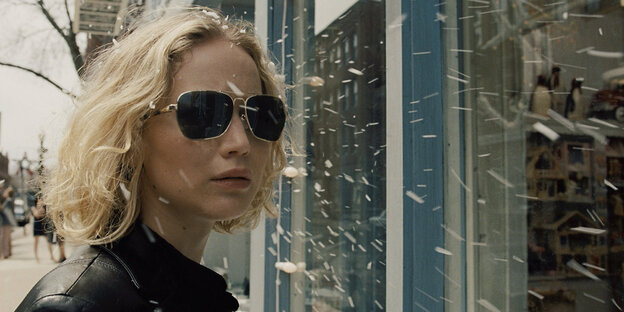 Jennifer Lawrence mit Sonnenbrille als Joy Mangano