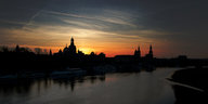Hinter der Altstadt von Dresden geht die Sonne unter