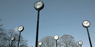 Uhren stehen auf Pylonen im Freien