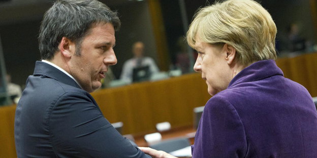 Matteo Renzi und Angela Merkel sprechen miteinander, der Kamera die Rücken zugewandt