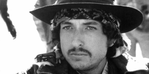 Junger Bob Dylan mit Bandana und Hut.