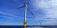 Offshore-Windpark in der Ostsse vor blauem Himmel