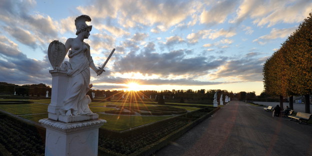 Statue der Europa in den Herrenhäuser Gärten vor untergehender Sonne