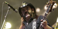 Musiker Lemmy Kilmister am Mikrofon
