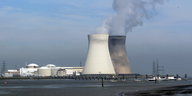 Atomkraftwerk mit zwei dampfenden Kühltürmen