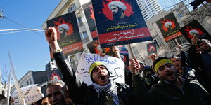 Proteste in Teheran. Plakate, auf denen Nimr al-Nimr zu sehen ist.
