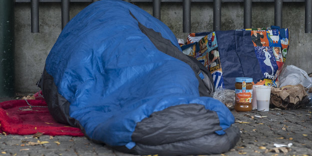 Obdachloser in Schlafsack gehüllt. Obdachloser in Schlafsack gehüllt.