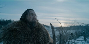 Szene mit Leonardo DiCaprio, der in einer eisigen Landschaft steht
