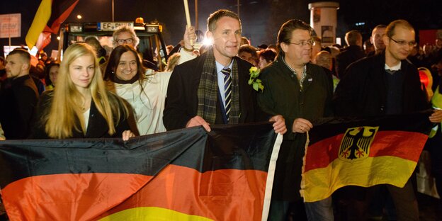 Björn Hocke mit anderen an der Spitze einer AfD-Demo. Er hält die Deutschland-Fahne.