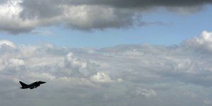 Ein Eurofighter vor wolkigem Himmel