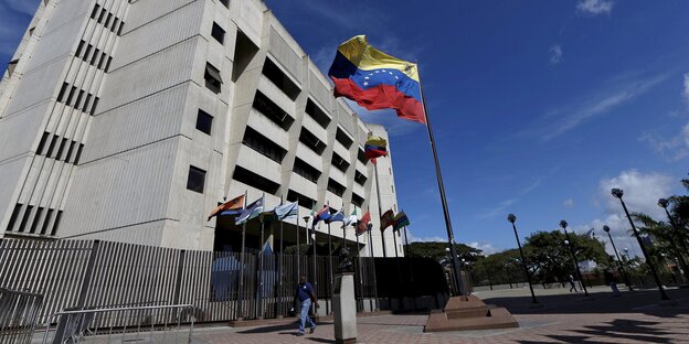 Das Gebäude des Obersten Gerichtshofs von Venezuela in Caracas, davor eine Landesflagge.