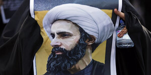 Demonstrantin in Bahrain mit Bild des exekutierten Scheich Nimr al-Nimr