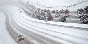 verschneite Autobahn, auf der eine Seite Stau