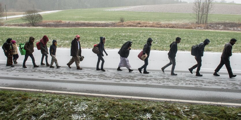 Menschen laufen in Reihe auf der Straße