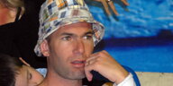 Zinedine Zidane mit bunten Hut