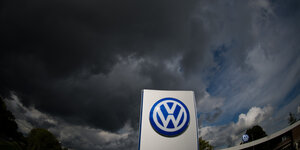 Dunkler Himmel über dem VW-Werk in Wolfsburg