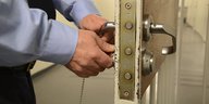 Ein Wärter schließt eine Tür im norwegischen Ila-Gefängnis