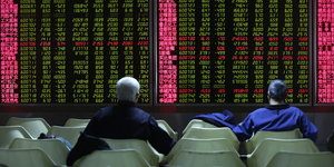 Anleger beobachten die Kurse an der Börse in Peking.