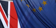 Der Unionjack Großbritanniens neben der Flagge der EU