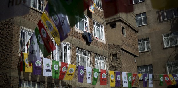 HDP-Wimpel in einem Hof in Diyarbakir