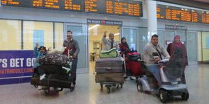 Eine große syrische Familie mit viel Gepäck am Flughafen Toronto