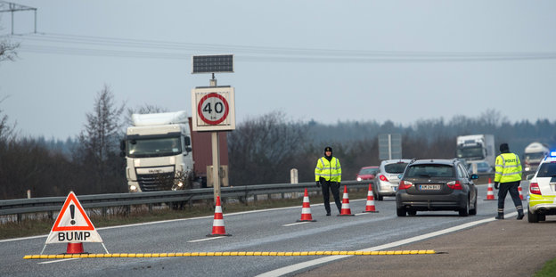 Dänische Polizisten kontrollieren am deutsch-dänischen Grenzübergang Ellund auf der A7 bei Flensburg