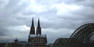 Blick über den Rhein, Richtung Kölner Dom und Hauptbahnhof