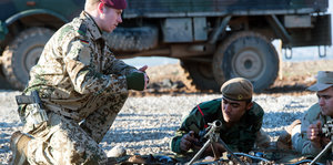Ein Bundeswehr-Soldat und zwei kurdische Pechmerga