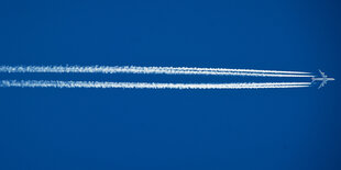 Ein Flugzeug am Himmel.