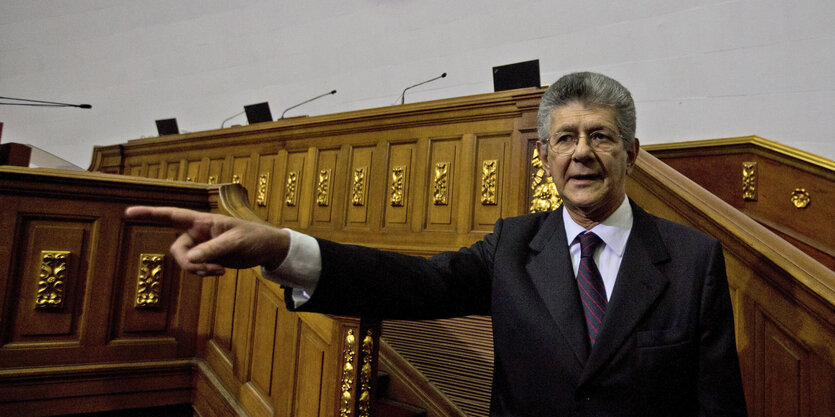 Henry Ramos Allup deutet nach Rechts