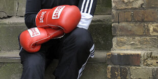 Eine Frau mit Boxhandschuhen