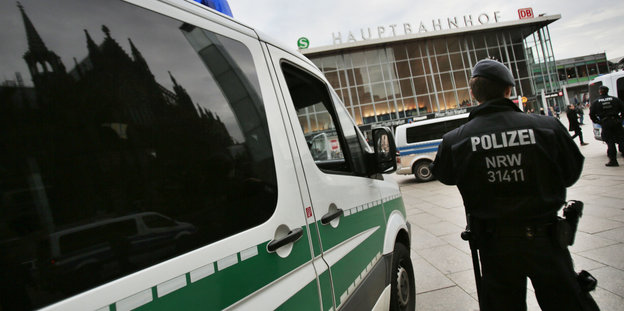 Polizisten stehen am 06.01.2016 in köln (Nordrhein-Westfalen) vor dem Hauptbahnhof.