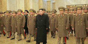 Kim Jong Un marschiert mit seinen Generälen.