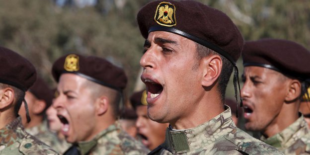 Libysche Soldaten nehmen an einer Militärparade in Tripoli am 24. Dezember 2015 teil.
