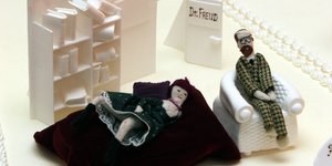 Sigmund Freud bei einer Psychoanalyse: Miniaturszene in einer Ausstellung anläßlich seines 15o. Geburtstags.