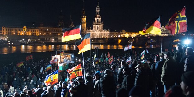 Teilnehmer haben sich am Königsufer in Dresden bei einer Pegida-Kundgebung versammelt.