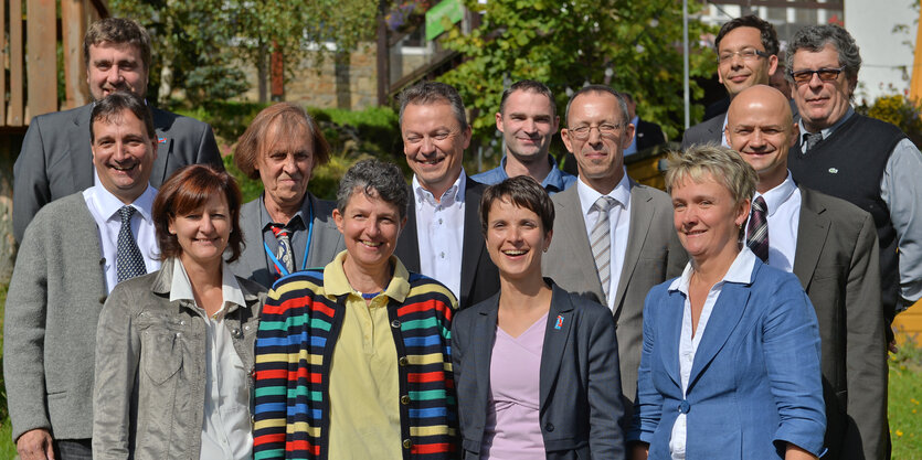 Die AfD Sachsen posiert in einer Reihenaufstellung