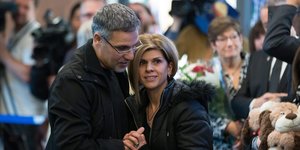 Tima Kurdi und ihr Mann warten am Flughafen Vancouver auf die Ankunft der Familie.