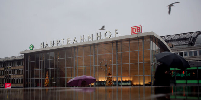 Touristen gehen aus dem Hauptbahnhof.