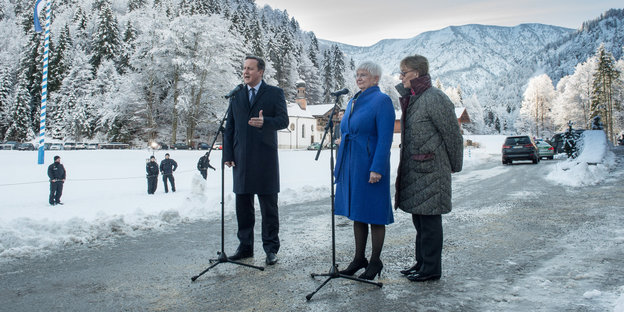David Cameron, Gerda Hasselfeldt und eine weiter Frau vor Kameras vor einer Schneelandschaft