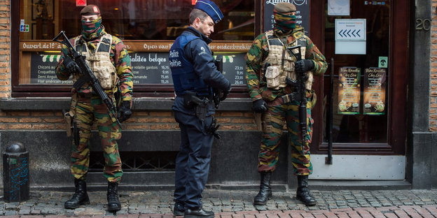 Soldaten mit Gewehren sichern ein Restaurant
