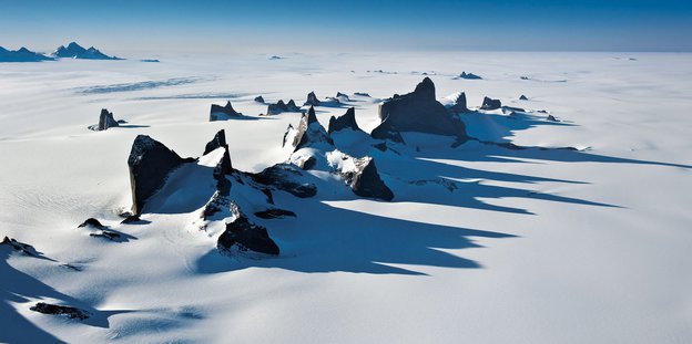 Felsen im antarktischen Eis